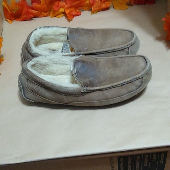 UGG slippers sz 9 - Picture 2 of 6
